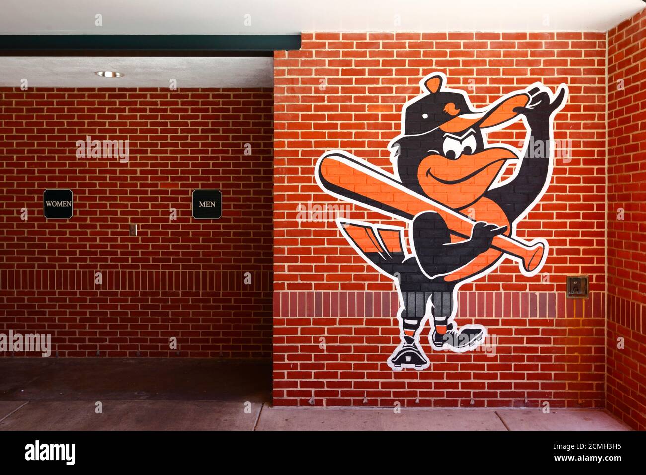 Baltimore Orioles Team-Logo auf Ziegelwand neben Toiletten/Toiletten in Oriole Park, Camden Yards, Baltimore, USA Stockfoto