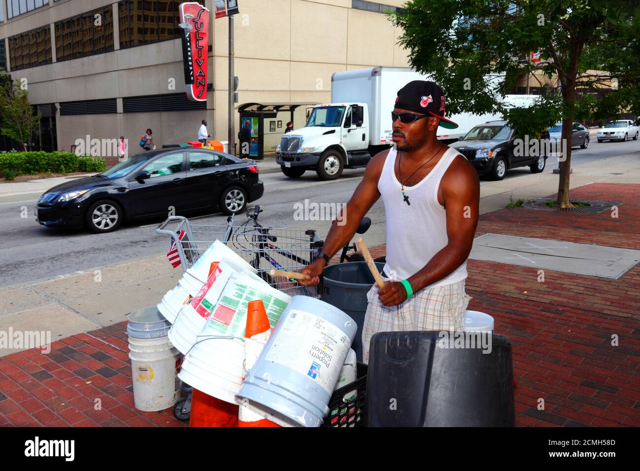 Afroamerikanischer Mann, der selbstgemachte Drum Kit aus Plastikeimer und Mülleimer in Street, Baltimore, Maryland, USA spielt Stockfoto