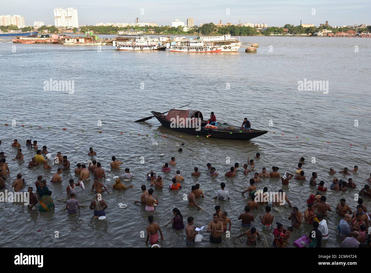 Kalkutta, Indien. September 2020. Tarpa?a ist ein hinduistisches Ritual und wird in der vedischen Praxis genannt, die sich auf eine Opfergabe an göttliche Wesen bezieht. Es bezieht sich auf den Akt des Opferens sowie auf die Substanz, die im Opfer selbst verwendet wird. Tilatarpana ist eine spezielle Form von Tarpana, die den Pitrs (verstorbenen Vorfahren) mit Wasser und Sesam während Pitru Paksha oder als Todesritus angeboten wird. (Foto: Sukhomoy Sen/Pacific Press) Quelle: Pacific Press Media Production Corp./Alamy Live News Stockfoto