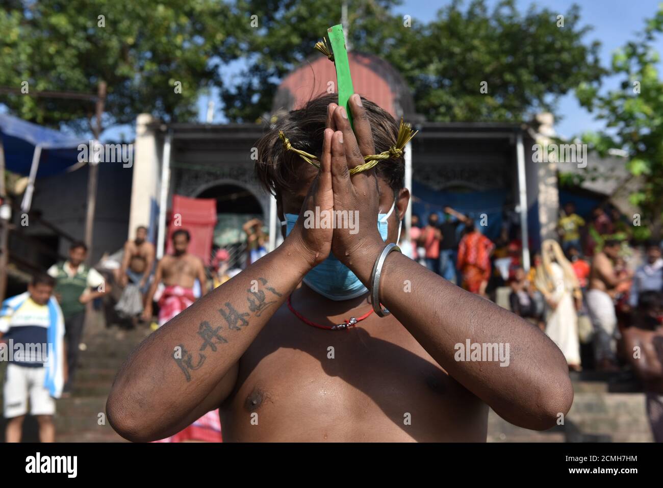 Kalkutta, Indien. September 2020. Tarpa?a ist ein hinduistisches Ritual und wird in der vedischen Praxis genannt, die sich auf eine Opfergabe an göttliche Wesen bezieht. Es bezieht sich auf den Akt des Opferens sowie auf die Substanz, die im Opfer selbst verwendet wird. Tilatarpana ist eine spezielle Form von Tarpana, die den Pitrs (verstorbenen Vorfahren) mit Wasser und Sesam während Pitru Paksha oder als Todesritus angeboten wird. (Foto: Sukhomoy Sen/Pacific Press) Quelle: Pacific Press Media Production Corp./Alamy Live News Stockfoto