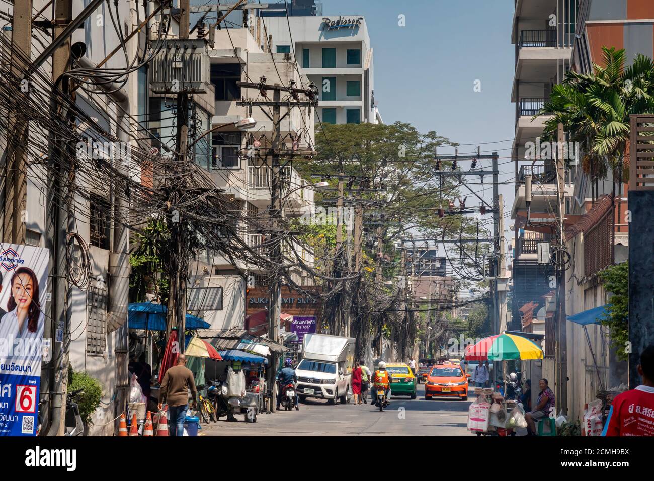 Verkehr und Gebäude in einer typischen Seitenstraße, Soi 13, Sukhumvit, Bangkok, Thailand Stockfoto