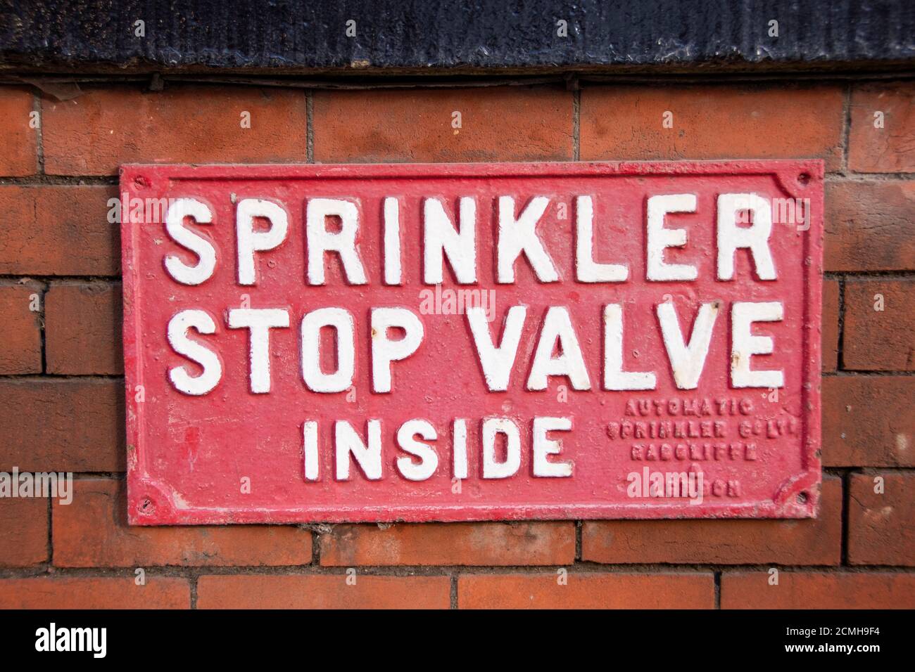 Sheffield, Großbritannien – 30. Nov 2018 : Schild mit den Sprinklerabsperrventilen an der Wand von Harold Moore in Bailey Works, 51 Bailey St Stockfoto