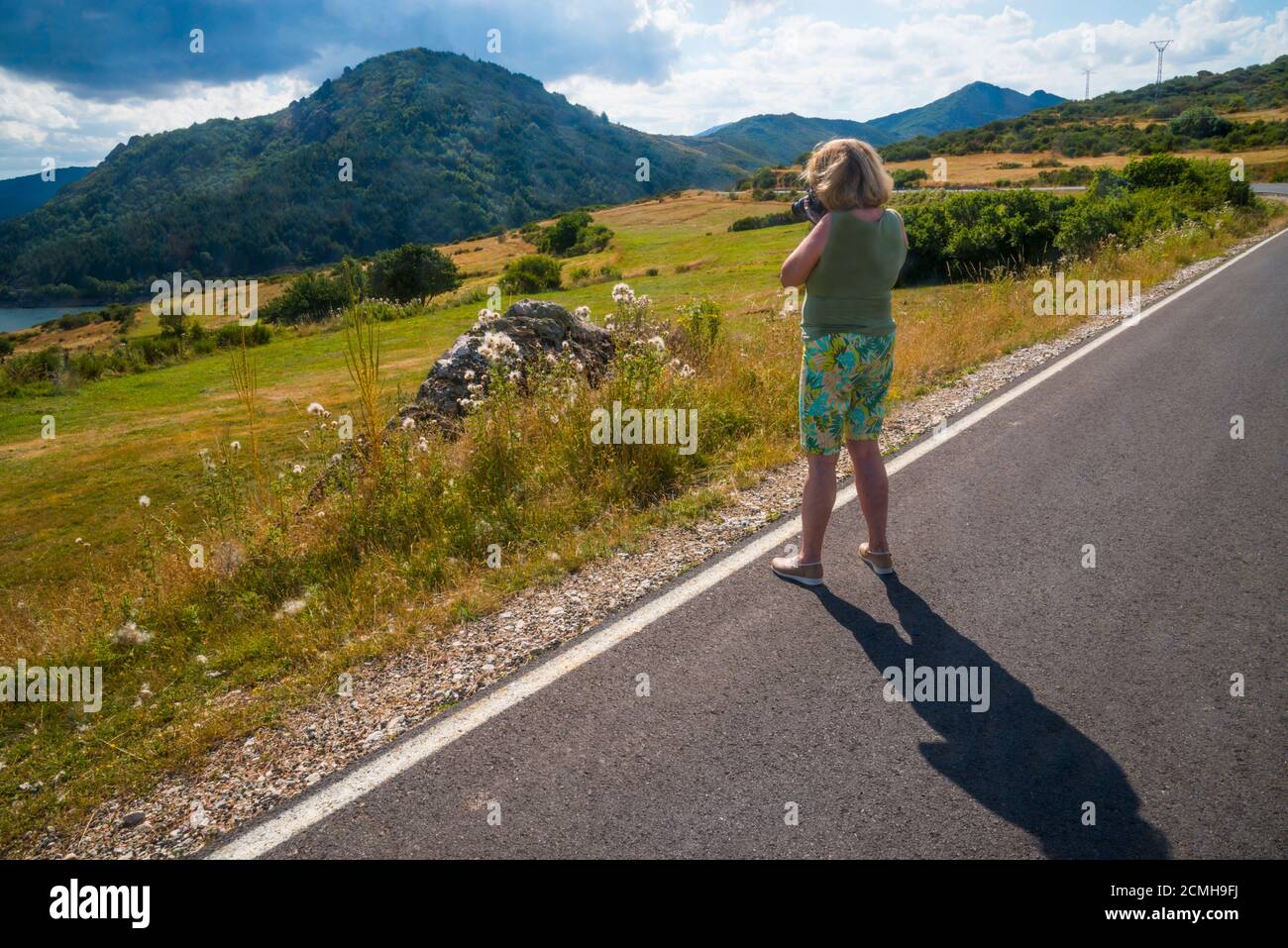 Reife Frau, die Fotos von der Straße. Camporredondo, Provinz Palencia, Castilla Leon, Spanien. Stockfoto