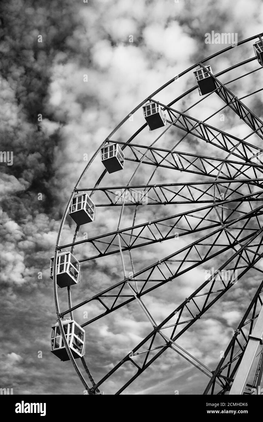 Vergnügungspark Unterhaltung - Riesenrad auf Wolken Hintergrund, monochrom Stockfoto