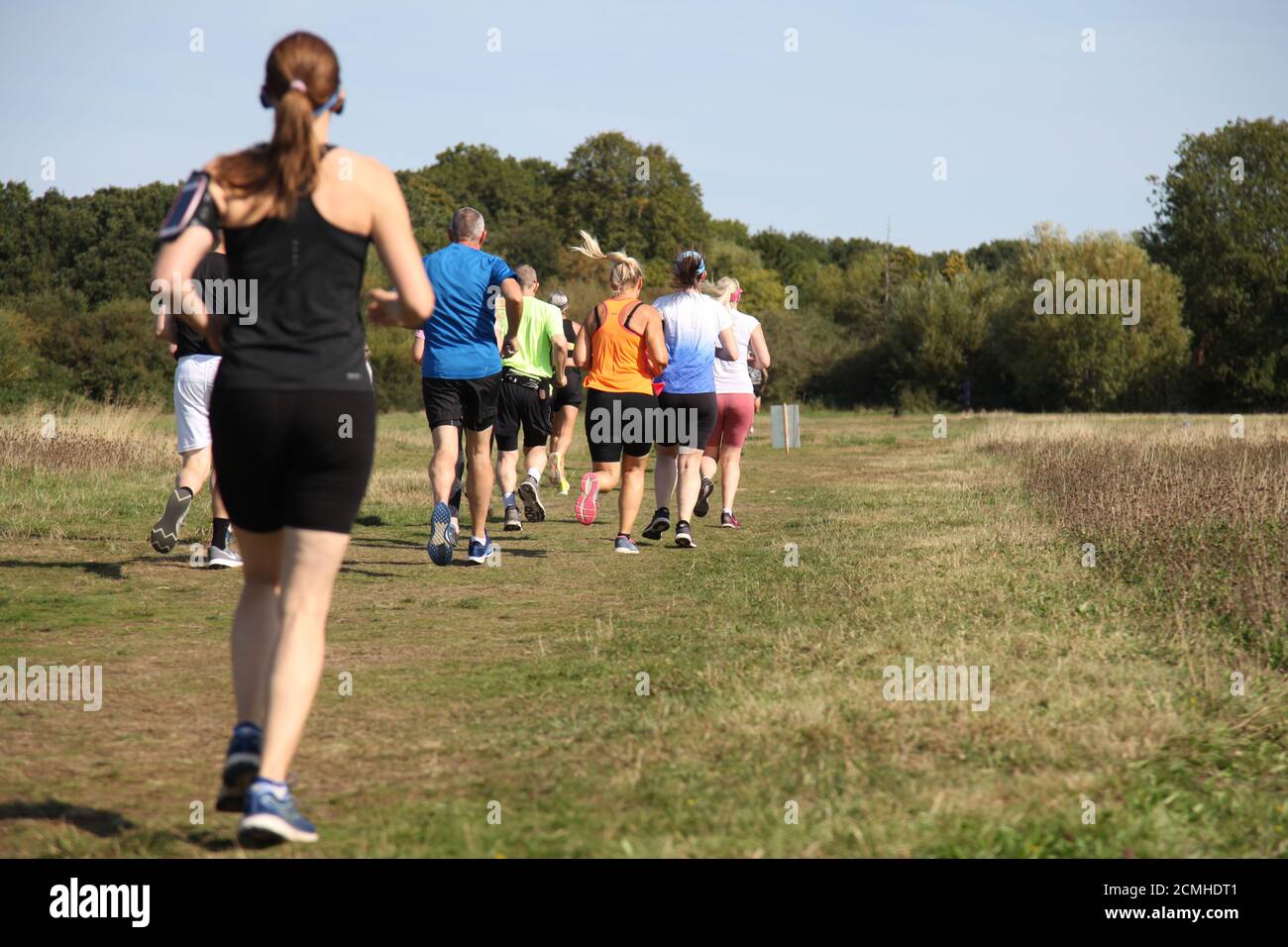 Läufer von hinten, Ashtead 10k 2020 Laufveranstaltung erlaubt, Schieß los. im Einklang mit der sozialen Distanzierung Anleitung, 13. September 2020, Surrey, UK, England Stockfoto