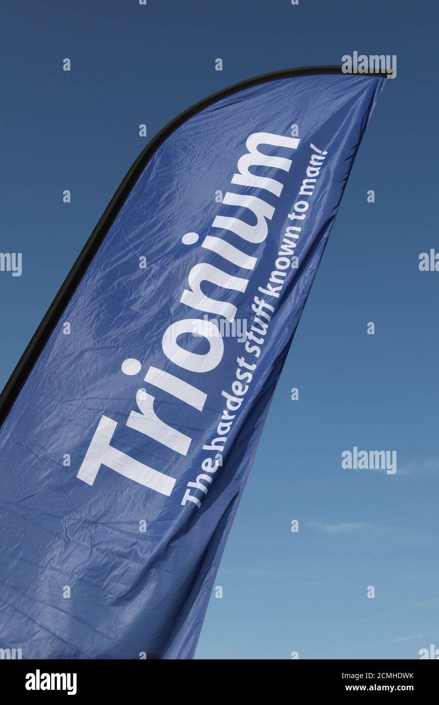 Trionium Race Banner Flagge gegen blauen Himmel, September 2020 Stockfoto