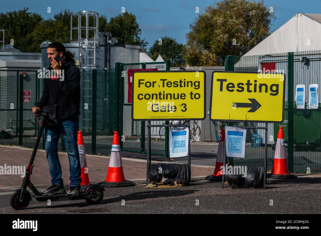 London, Großbritannien. September 2020. Während die Regierung versucht, einen offensichtlichen Mangel an Testkapazitäten zu beheben, bleibt die Coronavirus-Fahrt im Testzentrum im Twickenham Stadium ziemlich ruhig - der Standort wurde zwischen selbst und Personal getesteten Routen aufgeteilt, aber beide Kanäle arbeiten weit unter der Kapazität. Es gibt ein stetiges Rinnsal von Autos. Die Kontrollen im Zusammenhang mit „Lockdown“ beginnen wieder verstärkt zu werden, da Coronavirus (Covid 19) Fälle wieder steigen. Kredit: Guy Bell/Alamy Live Nachrichten Stockfoto