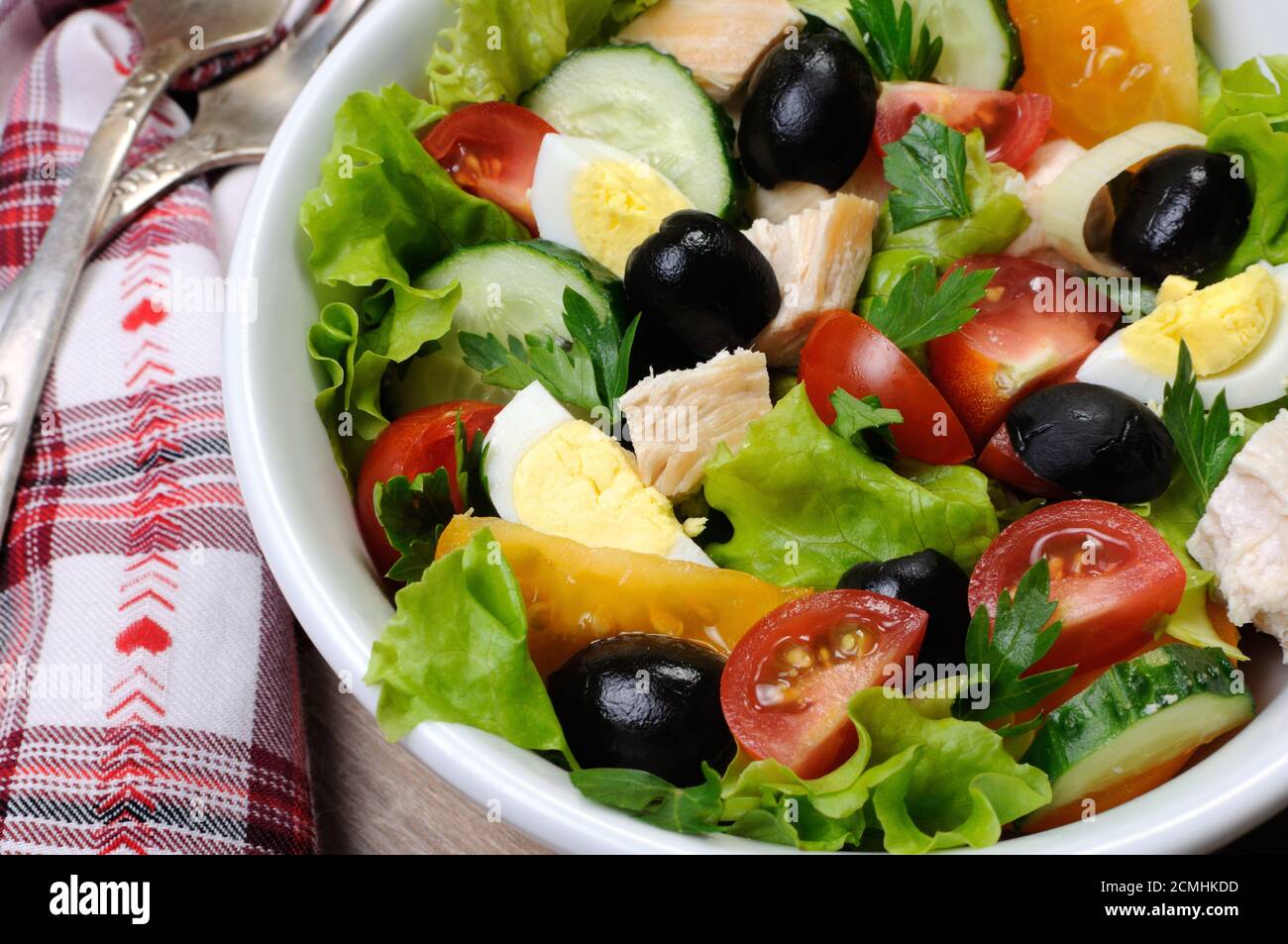 Gemüsesalat mit Hühnchen und Eiern Stockfoto