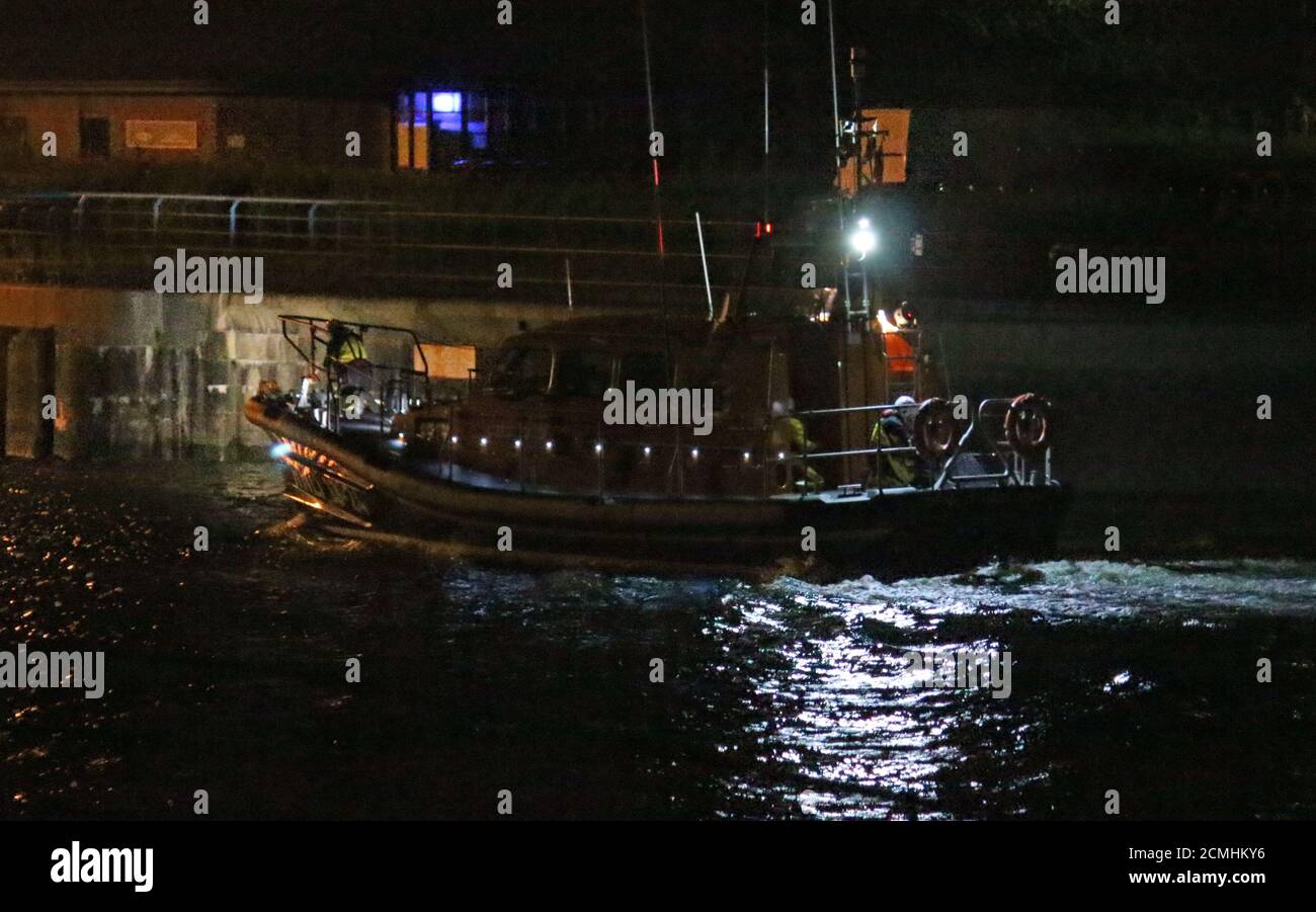 RNLI Rettungsboot auf dem Weg vom Preston Dock Stockfoto