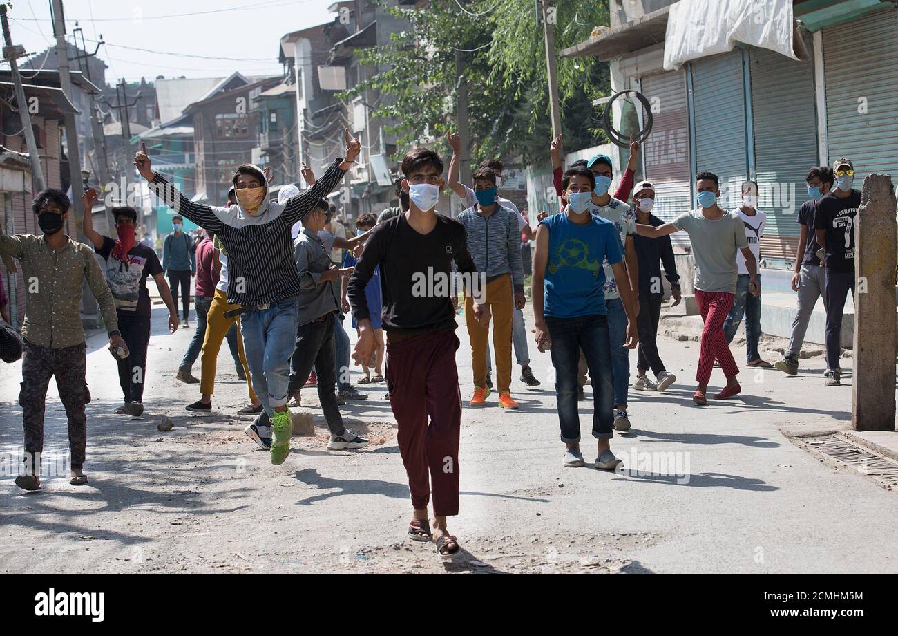 Srinagar, indisch kontrolliertes Kaschmir. September 2020. Demonstranten kollidieren mit Regierungstruppen nach einem Schusskampf in der Stadt Srinagar, der Sommerhauptstadt des von Indien kontrollierten Kaschmir, 17. September 2020. Quelle: Javed Dar/Xinhua/Alamy Live News Stockfoto