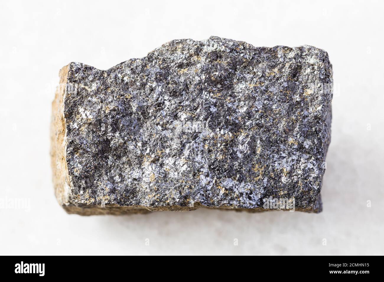Nahaufnahme der Probe des natürlichen Minerals aus geologischer Sammlung - raues Zinkerz (Sphalerit) Gestein auf weißem Marmorgrund aus Süd-Karelien, Russ Stockfoto