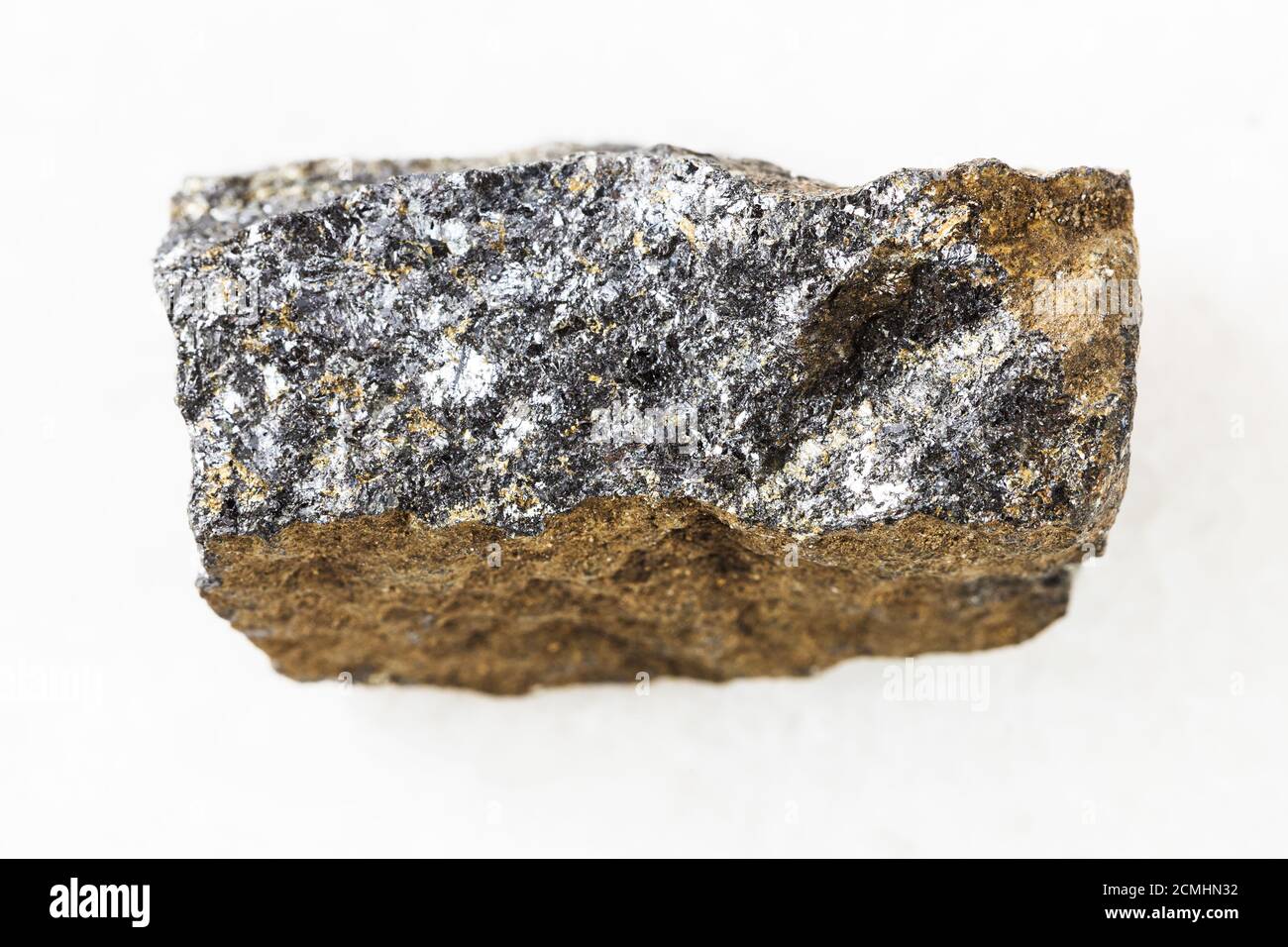 Nahaufnahme einer Probe von Naturmineralien aus geologischer Sammlung - unpoliertes Zinkerz (Sphalerit) Gestein auf weißem Marmorgrund aus Süd-Karelien, Stockfoto