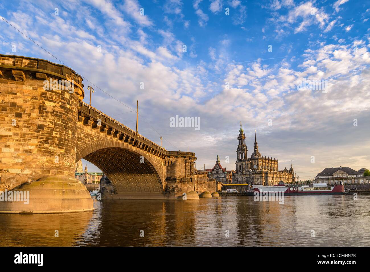 Skyline von Dresden an der Elbe und Dresden Dom bei Sonnenuntergang, Dresden, Deutschland Stockfoto