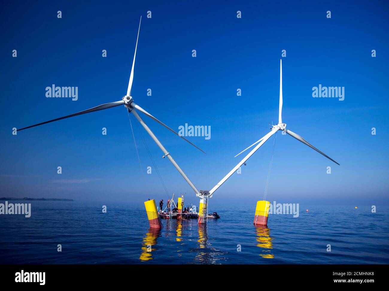 Dpatop - 16. September 2020, Mecklenburg-Vorpommern, Vierow: Monteure verankern das Modell einer Anlage mit schwimmenden Windkraftanlagen im Greifswalder Bodden für Testreihen. Das Energieunternehmen EnBW und der Schleswig-holsteinische Windturbinenhersteller Aerodyn Engineering wollen nun Nezzy2 im Meer mit Wellen testen. Das Forschungsprojekt umfasst eine neue Offshore-Technologie, in der die Windenergieanlagen auf dem Wasser schwimmen. Bislang sind Offshore-Turbinen fest auf Stahlrahmen im Meeresboden verankert. Die Modellanlage ist mit zwei Rotoren ausgestattet und 18 Meter hoch. Im späteren regulären Betrieb Stockfoto