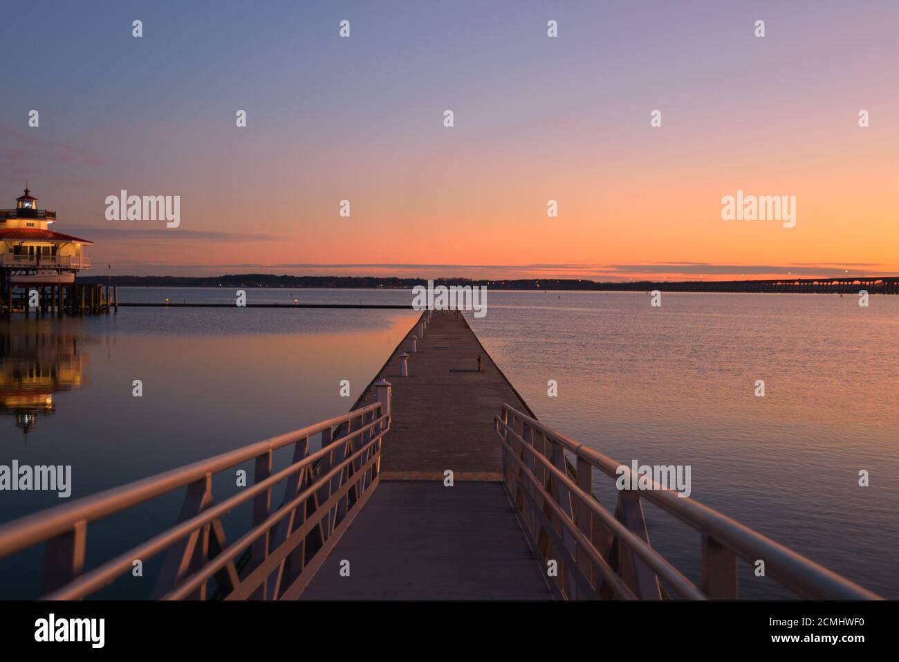 Am frühen Morgen Blick auf den Hafen mit Choptank River Lighthouse auf der Seite, Blick auf den Pier Stockfoto