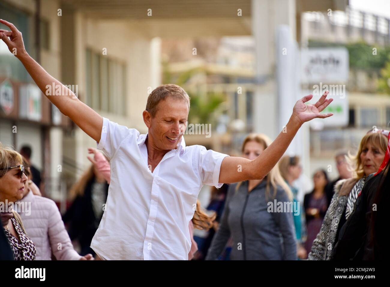 Wöchentlicher israelischer Volkstanz an der Gordon Beach Promenade in Tel Aviv, Israel Stockfoto