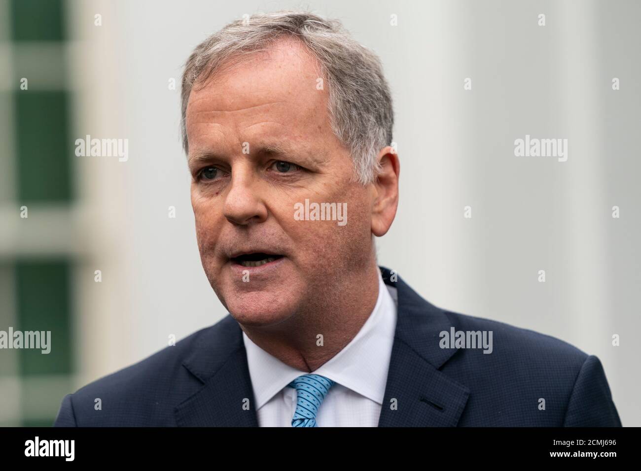 Doug Parker, CEO von American Airlines, spricht am 17. September 2020 in Washington mit Reportern und anderen Führungskräften der Fluggesellschaft vor dem Weißen Haus. D.C. die Führungskräfte haben gerade ein Treffen mit Mark Meadows, dem Stabschef des Weißen Hauses, abgeschlossen, in dem sie eine Erweiterung der COVID-19-Hilfsleistungen für die großen Fluggesellschaften diskutierten. Quelle: Alex Edelman / Pool via CNP /MediaPunch Stockfoto