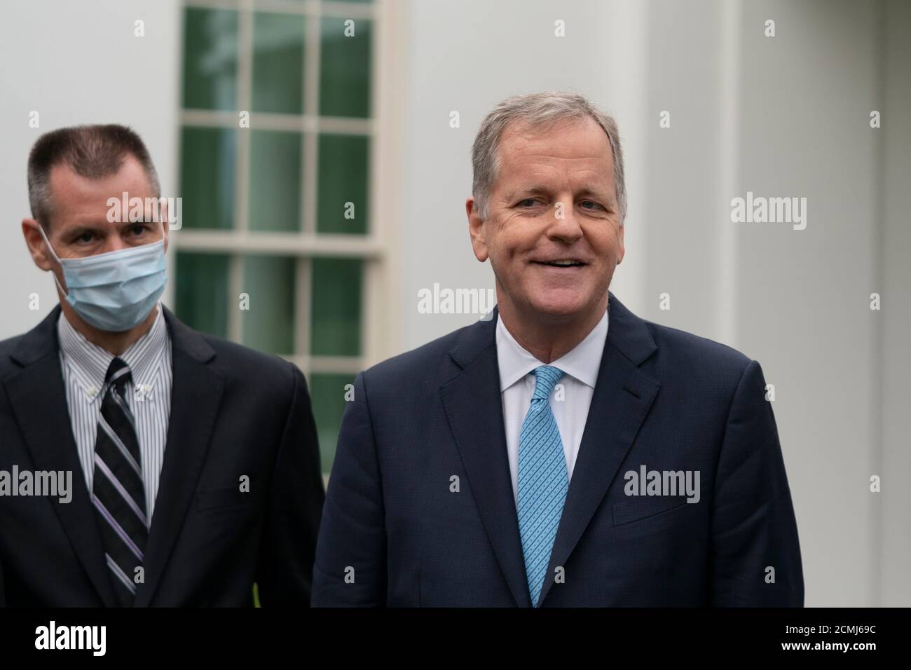 Doug Parker, CEO von American Airlines, spricht am 17. September 2020 in Washington mit Reportern und anderen Führungskräften der Fluggesellschaft vor dem Weißen Haus. D.C. die Führungskräfte haben gerade ein Treffen mit Mark Meadows, dem Stabschef des Weißen Hauses, abgeschlossen, in dem sie eine Erweiterung der COVID-19-Hilfsleistungen für die großen Fluggesellschaften diskutierten. Quelle: Alex Edelman / Pool via CNP /MediaPunch Stockfoto