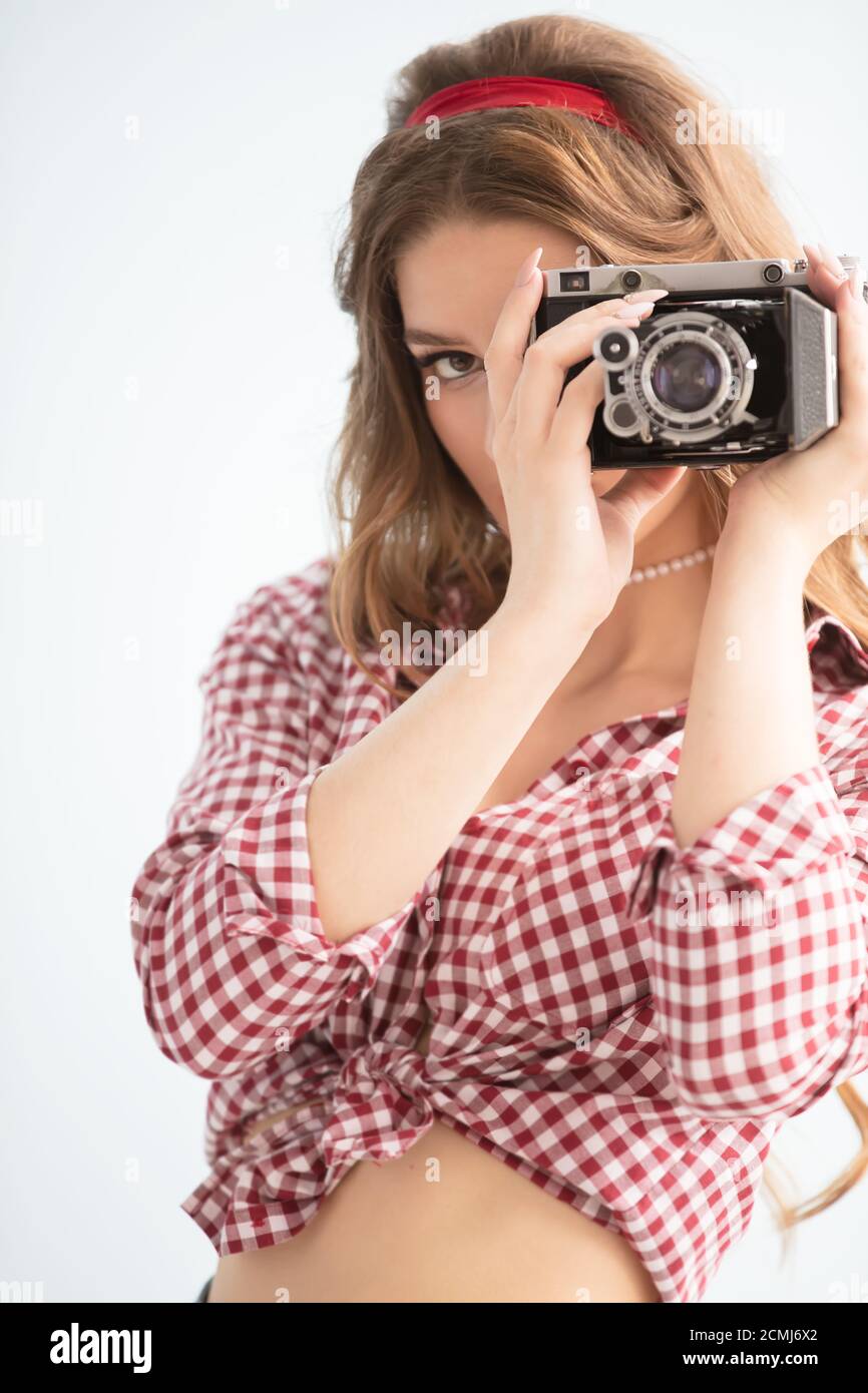 Schöne Mädchen Fotograf mit einem Vintage-Fotokamera. Stockfoto