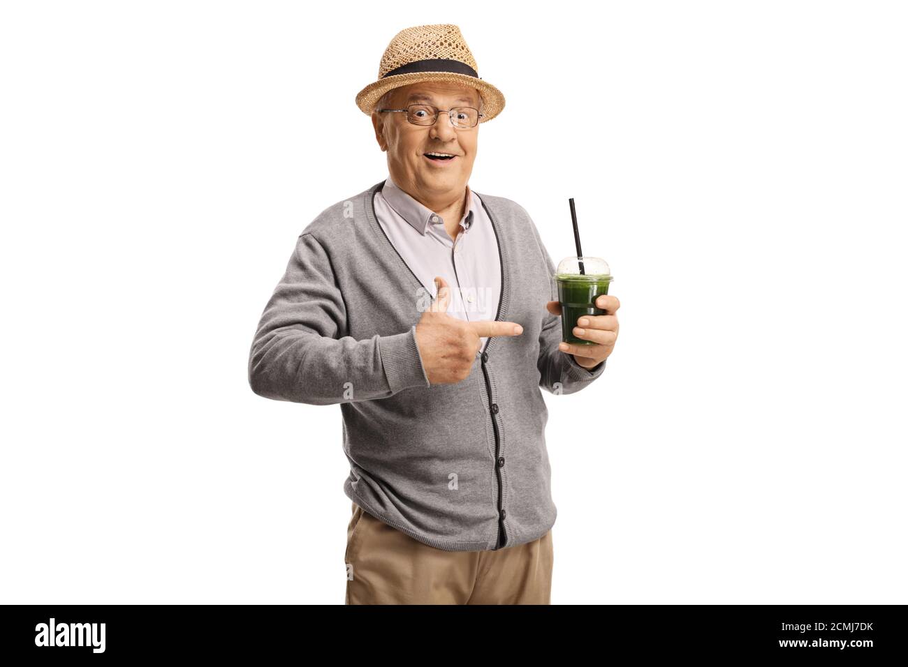 Älterer Mann hält einen grünen Smoothie in einem Plastikbecher Und zeigt isoliert auf weißem Hintergrund Stockfoto