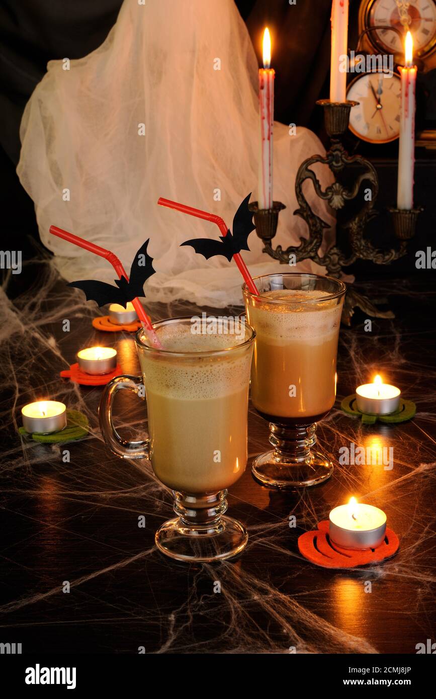 Gekühlte Milch Kaffee Cocktail Glas-irisch für Halloween Stockfoto