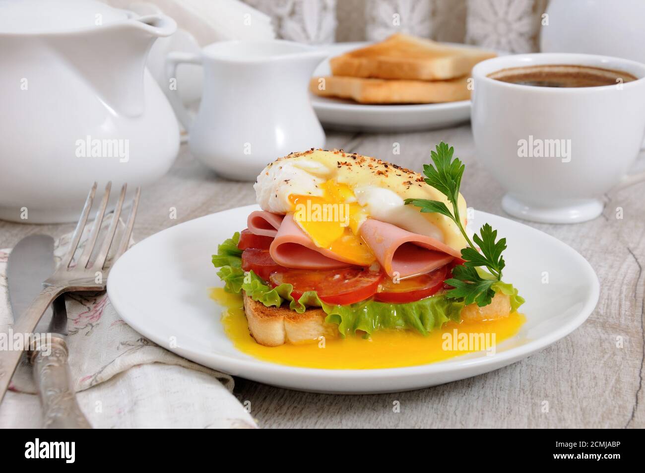 Toast mit Schinken und Tomaten, Benedikt Ei mit holländische Sauce zum Frühstück Stockfoto