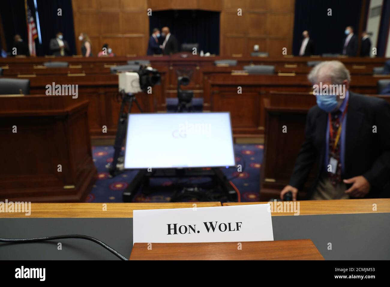 Ein Sitz am Zeugentisch für den amtierenden Heimatschutzsekretär Chad Wolf bleibt leer, nachdem er es versäumt hat, im Rayburn House Office Building auf dem Capitol Hill am 17. September 2020 in Washington, DC, zu einer Anhörung über "weltweite Bedrohungen für das Heimatland" zu erscheinen. Ein Bericht des Government Accountability Office im August fand heraus, dass Wolfs Ernennung durch die Trump-Administration, die regelmäßig den Bestätigungsvorgang des Senats umgangen hat, ungültig war und eine Verletzung des Federal Vakanzen Reform Act darstellt. Kredit: Chip Somodevilla /Pool über CNP - Gebrauch weltweit Stockfoto