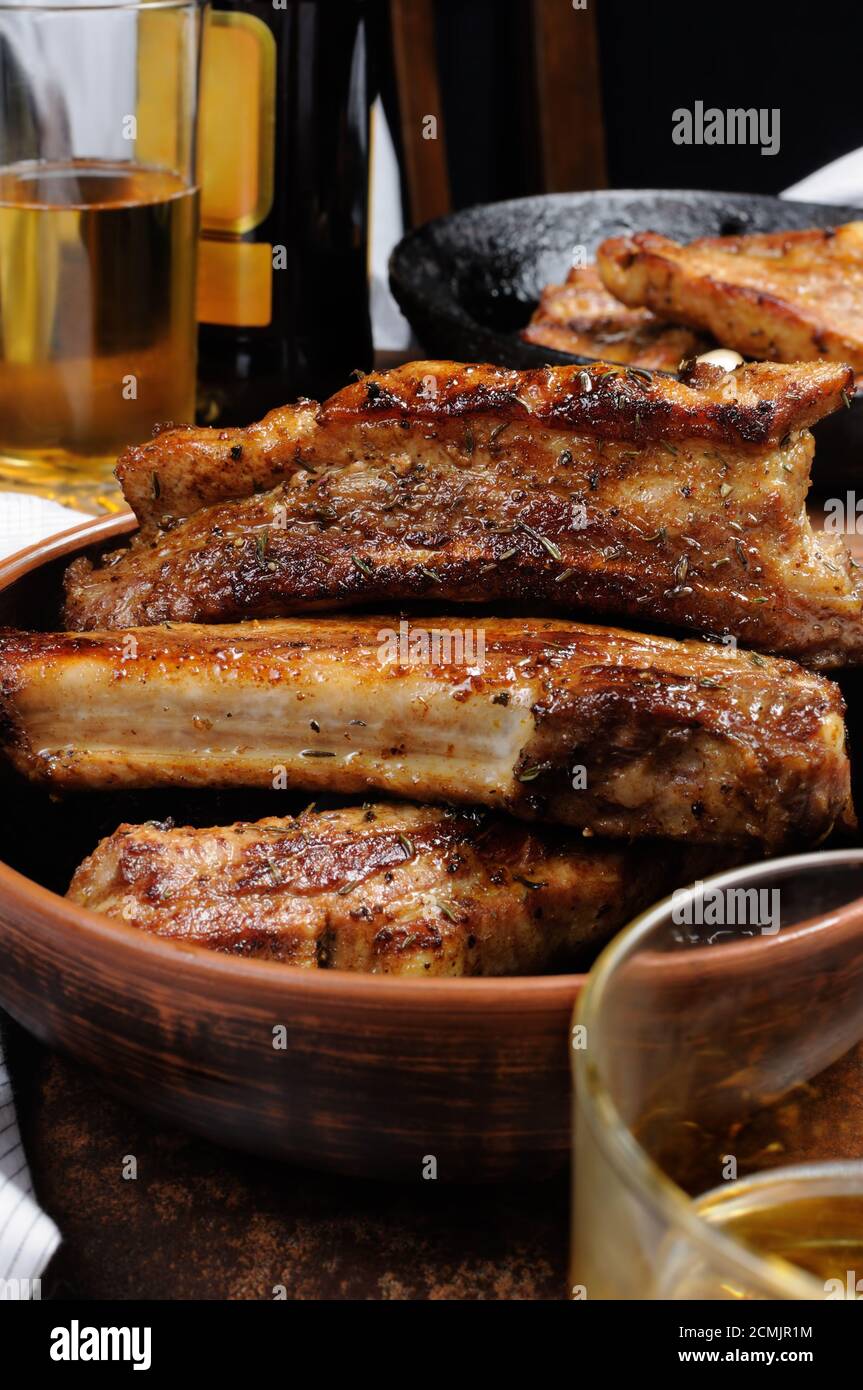 Fried würzig, scharfe Schweinerippchen mit Bier und Ketchup. Vertikale erschossen. Stockfoto