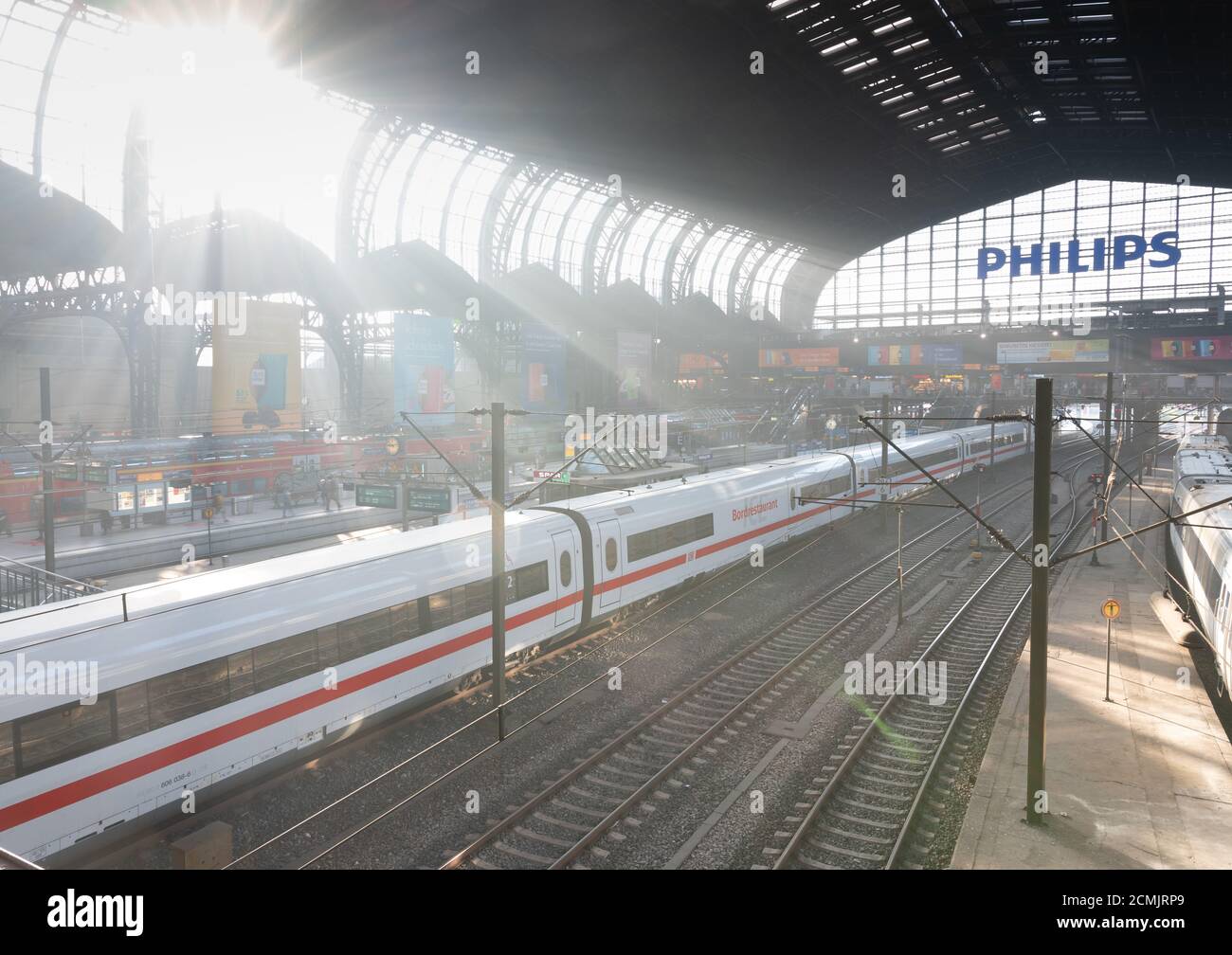 Ein Intercity Express Zug im Hamburger Hauptbahnhof am 16. September 2020 in Hamburg, Deutschland. Sonnenstrahlen leuchten die Station. Stockfoto