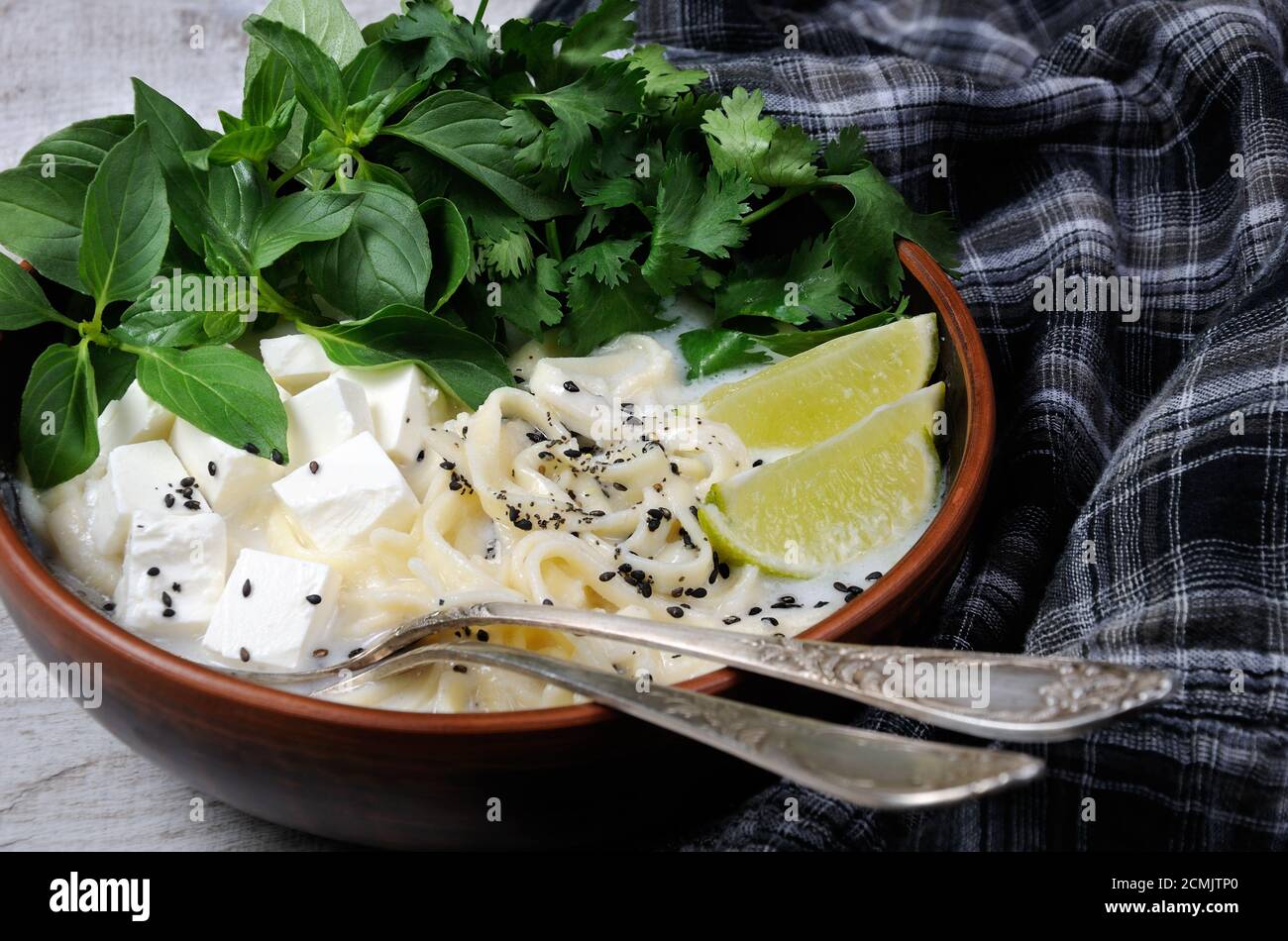 Reissuppe mit Nudeln und Tofu mit Zitronengras (Basilikum), Koriander, Sesam gewürzt Stockfoto