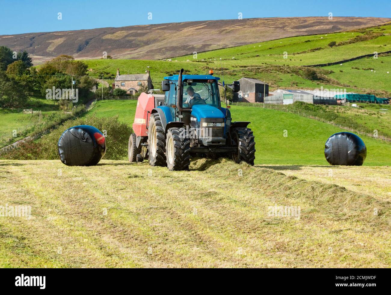 Chipping, Preston, Lancashire. VEREINIGTES KÖNIGREICH. September 2020. Ein Tag mit herrlichem Wetter, der perfekte Bedingungen für die Ballenpresse eines zweiten Schnittes Silage in Chipping, Preston, Lancashire bietet. Kredit: John Eveson/Alamy Live Nachrichten Stockfoto