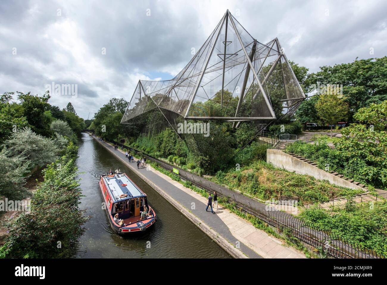 Blick auf Voliere von der Brücke über Regent's Canal mit Schmalboot. Snowdown Aviary, London, Großbritannien. Architekt: Cedric Price, Frank Newby & Lord S. Stockfoto