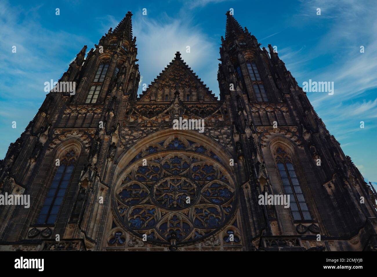 Westansicht und Hauptportal der St. Veitskathedrale im Prager Burgkomplex. Schöne Außenansicht der Metropolitan Kathedrale in Tschechien. Stockfoto