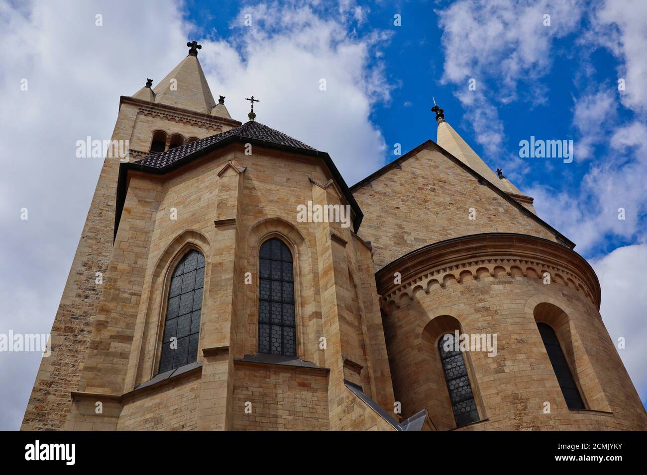 Die St.-Georgs-Basilika ist das älteste erhaltene Kirchengebäude im Prager Burgkomplex. Außenansicht des wunderschönen historischen Gebäudes. Stockfoto