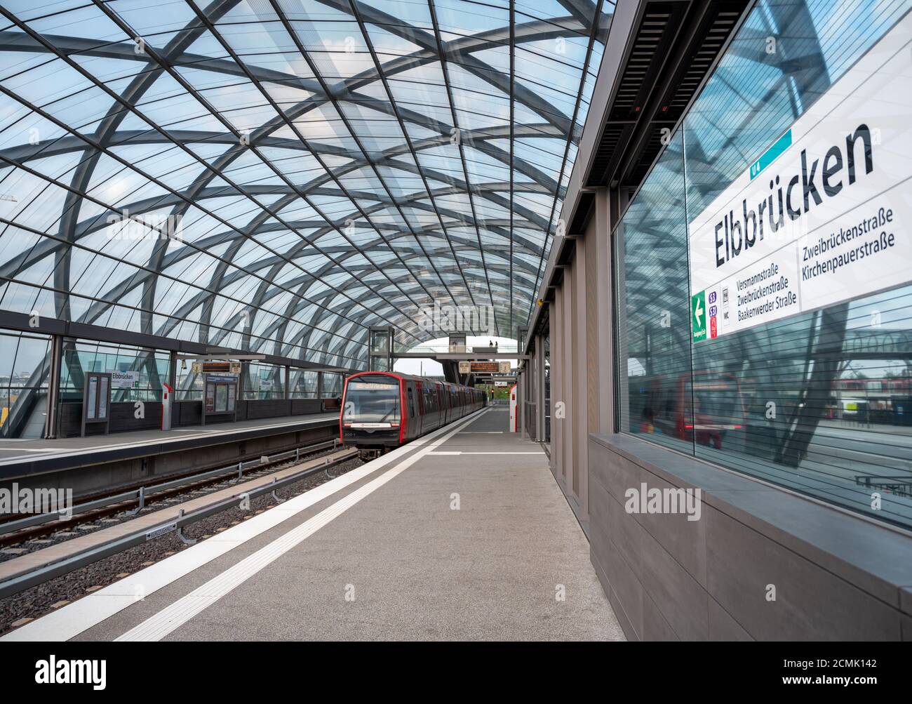 Ein Zug (der Hamburger Hochbahn) In der U-Bahnstation Elbbrücken an einem sonnigen Tag 11. September 2020 im neuen Stadtteil Hafen City of Schinken Stockfoto