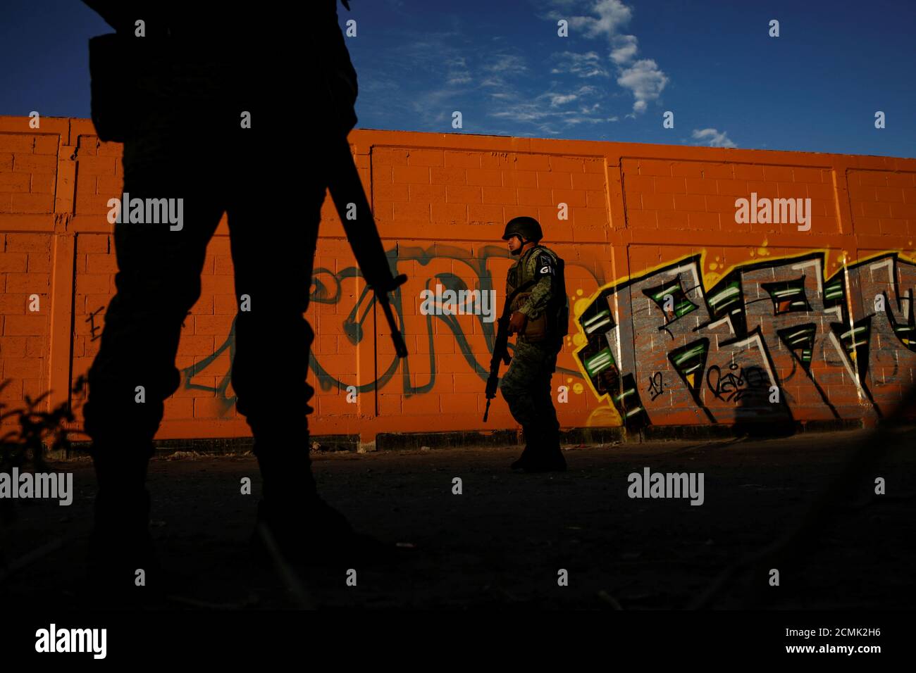 Soldaten, die der Nationalgarde zugewiesen sind, wachen in der Nähe der Grenze zwischen Mexiko und den USA im Viertel Barrio Altavista in Ciudad Juarez, Mexiko 19. September 2019. REUTERS/Jose Luis Gonzalez Stockfoto