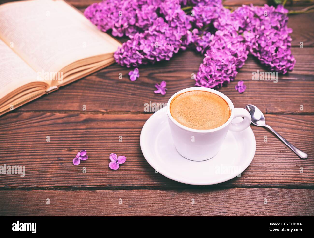 Espresso in eine weiße Tasse mit Untertasse Stockfoto