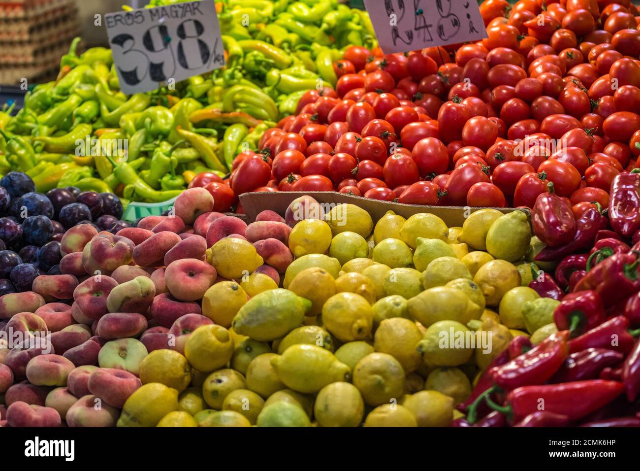 Frische Produkte von Obst und Gemüse in zentralen Markthalle, Budapest, Ungarn Stockfoto