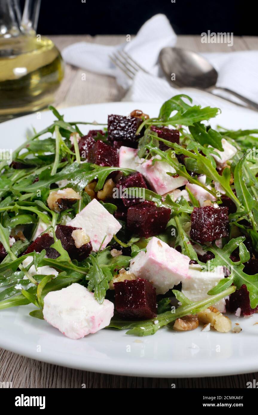 Salat aus gerösteten Rüben, Rucola, Käse Feta, und Walnüsse. Vertikale erschossen. Vordergrund Stockfoto