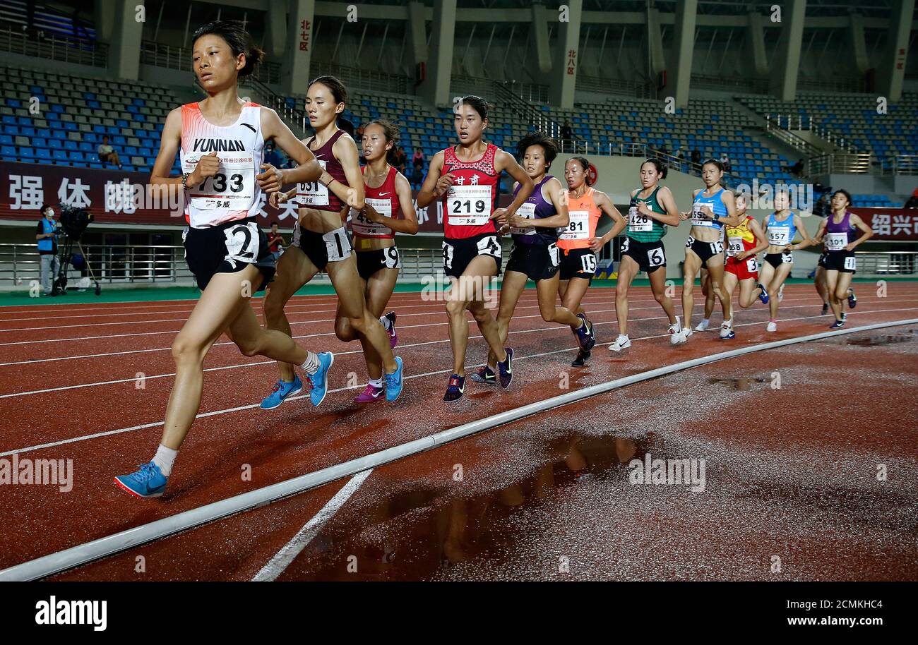 Shaoxing, Chinas Provinz Zhejiang. September 2020. Xu Shuangshuang (2. L) aus Shanghai und Zhang Deshun (1. L) aus Yunnan treten am 3. Tag der Chinesischen Leichtathletik-Meisterschaften 2020 in Shaoxing, ostchinesische Provinz Zhejiang, am 17. September 2020 beim 5000-m-Finale der Frauen an. Quelle: Wang Lili/Xinhua/Alamy Live News Stockfoto
