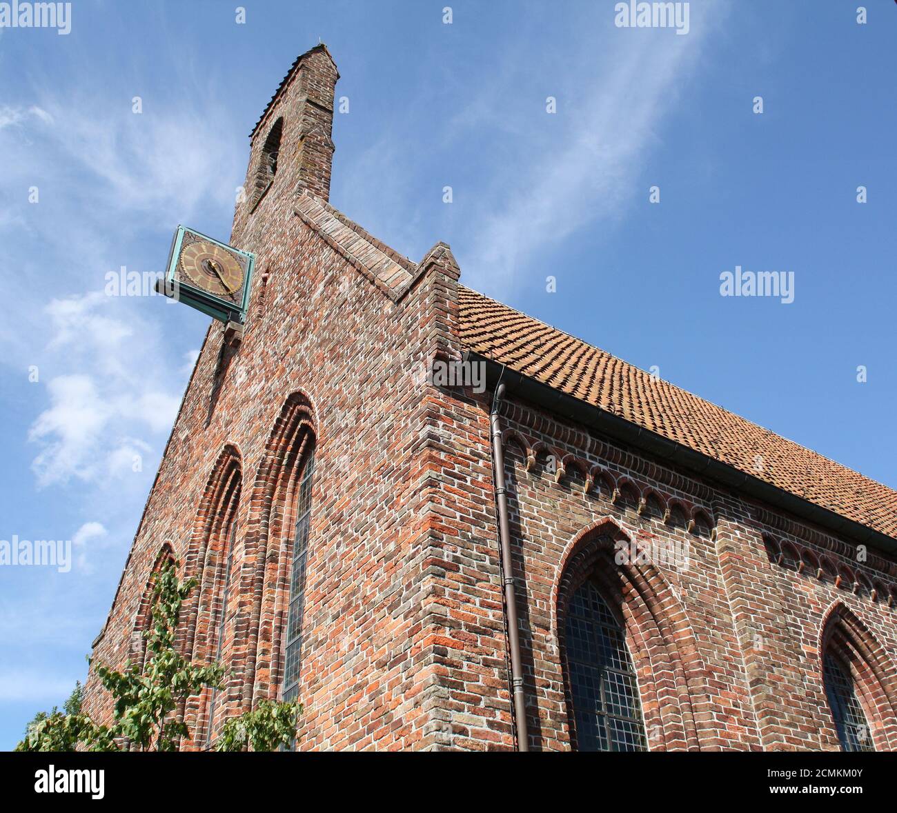 Abteikirche mit Glocke aus dem 12. Jahrhundert im Dorf Aduard. Niederlande Stockfoto