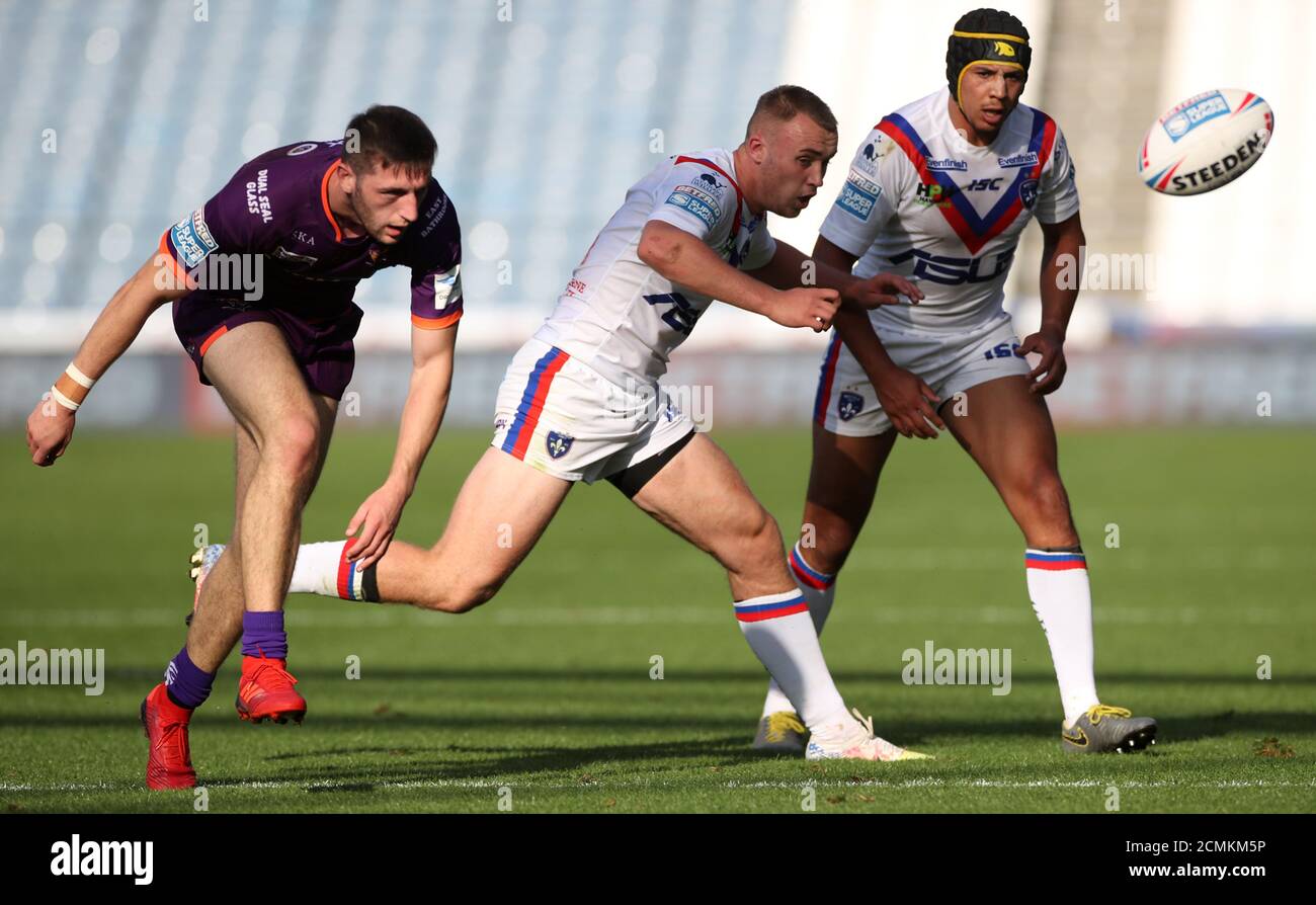 Huddersfield's Ben Jones-Bishop, Wakefield's Kenny Edwards und Darnell McIntosh während des Betfred Super League-Spiels im John Smith's Stadium, Huddersfield. Stockfoto