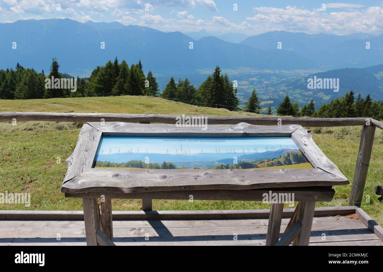 Informationsportafel für Wanderer, die die umliegende Berglandschaft beschreibt. Auf der Sommeregger alm, Höhe 1720 m, oberhalb des Millstätter Sees. Österreich. Stockfoto
