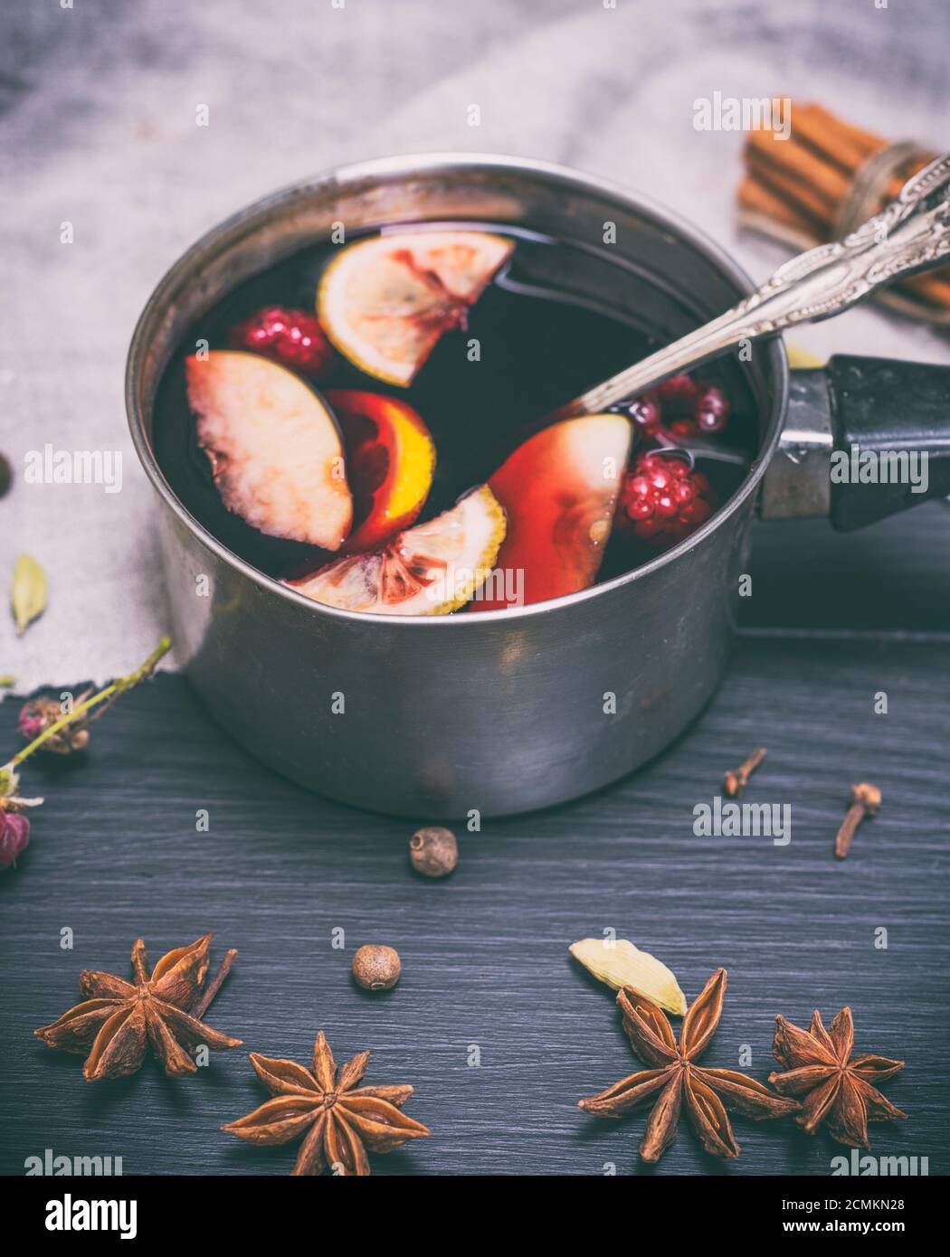 Glühwein im Aluminium Pfanne Stockfoto