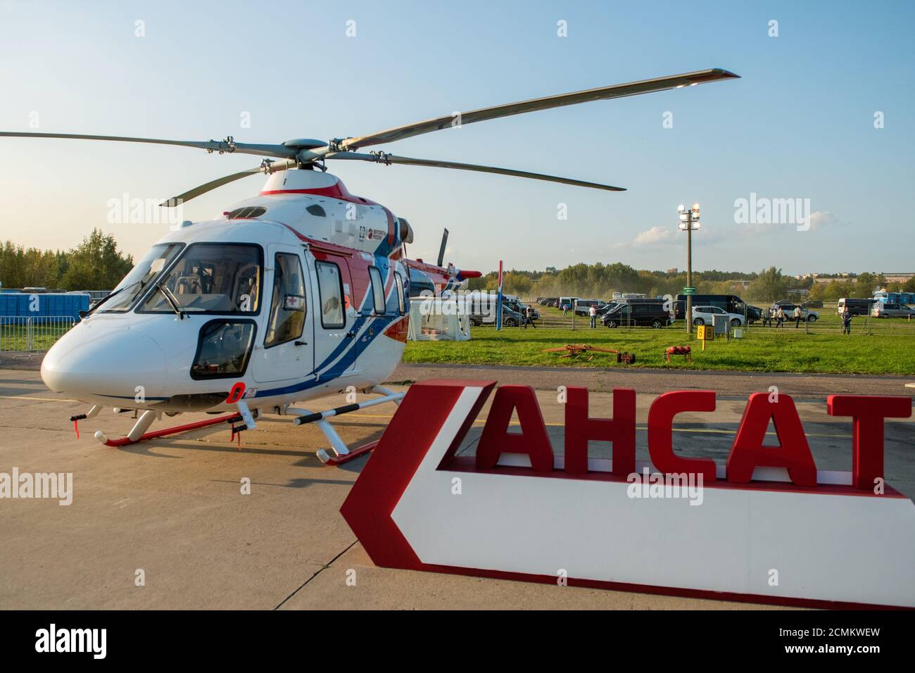 August 2019. Zhukovsky, Russland. Der russische leichte Mehrzweckhubschrauber Kazan Ansat auf dem Internationalen Luftfahrt- und Raumfahrtsalon MAKS 2019. Stockfoto