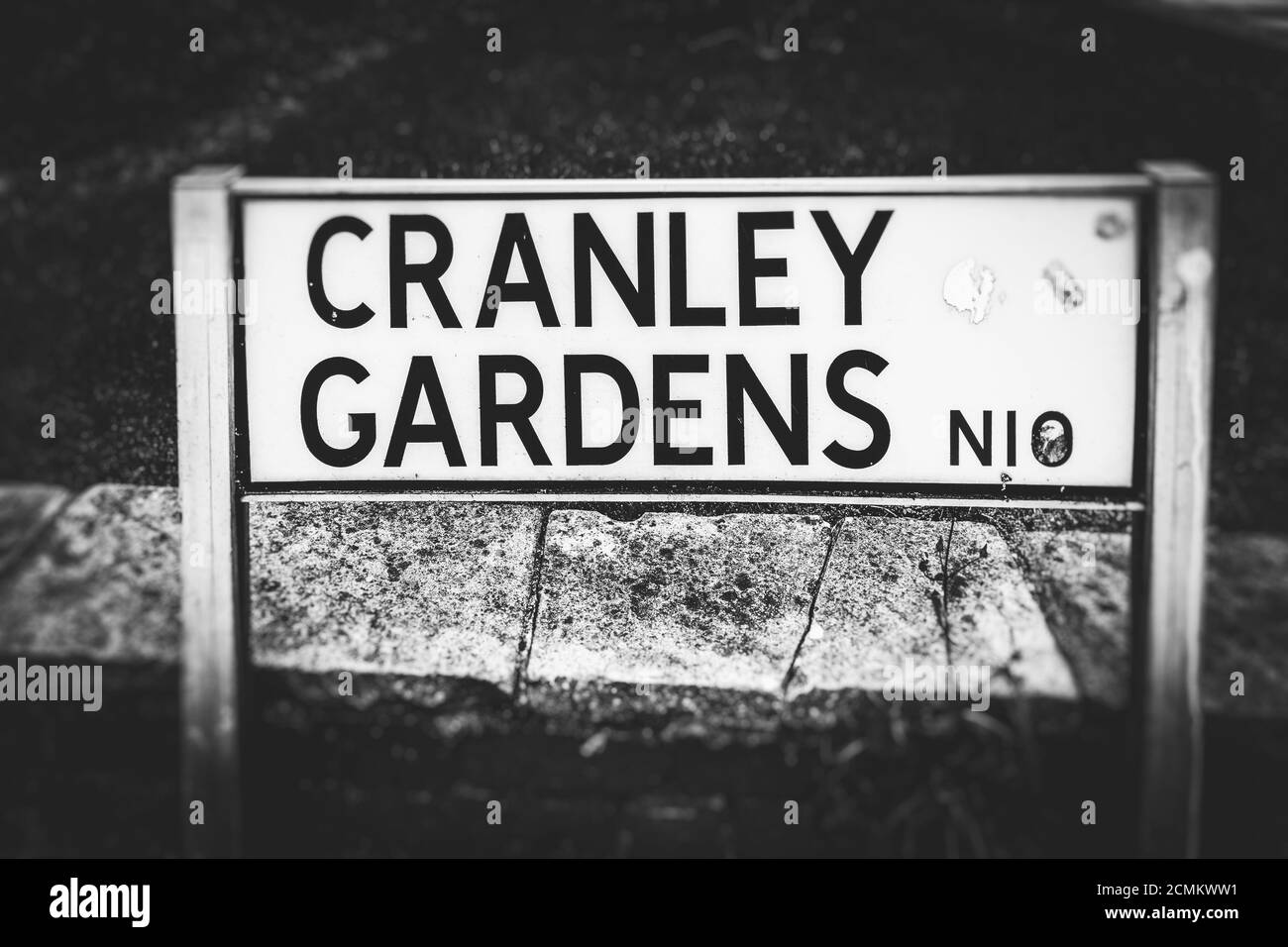 Nahaufnahme des schwarz-weißen Schild von Cranley Gardens, aufgenommen in Cranley Gardens, Muswell Hill, North London N10 am 29th. August 2020 Stockfoto
