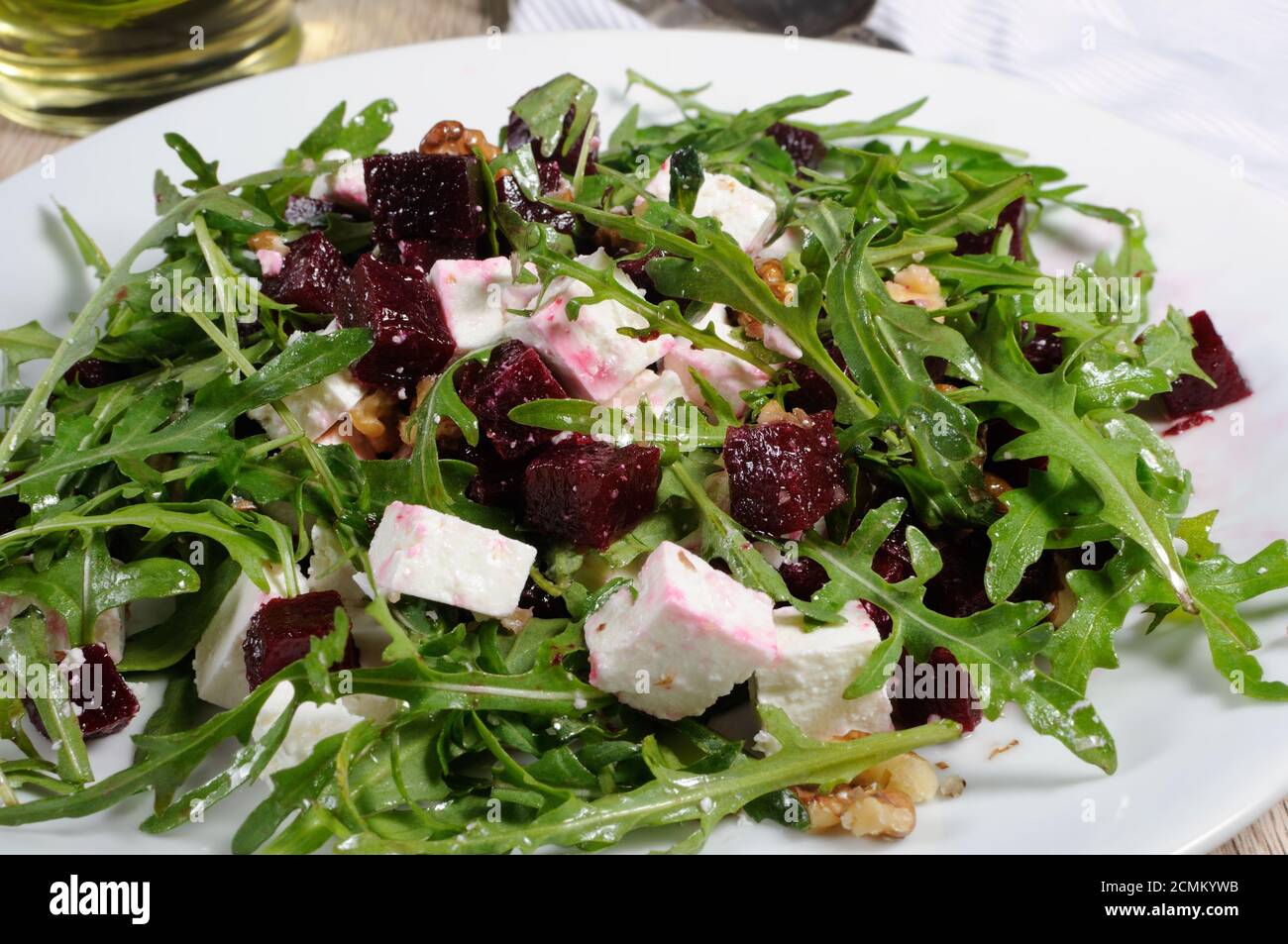 Salat aus gerösteten Rüben, Rucola, Käse Feta und Walnüssen. Horizontalen Schuss. Vordergrund Nahaufnahme. Stockfoto