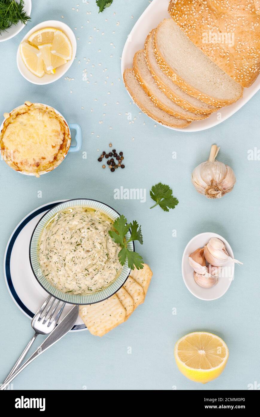 Pasta aus Auberginen und Zutaten auf hellblauem pastellfarbenem Hintergrund. Stockfoto