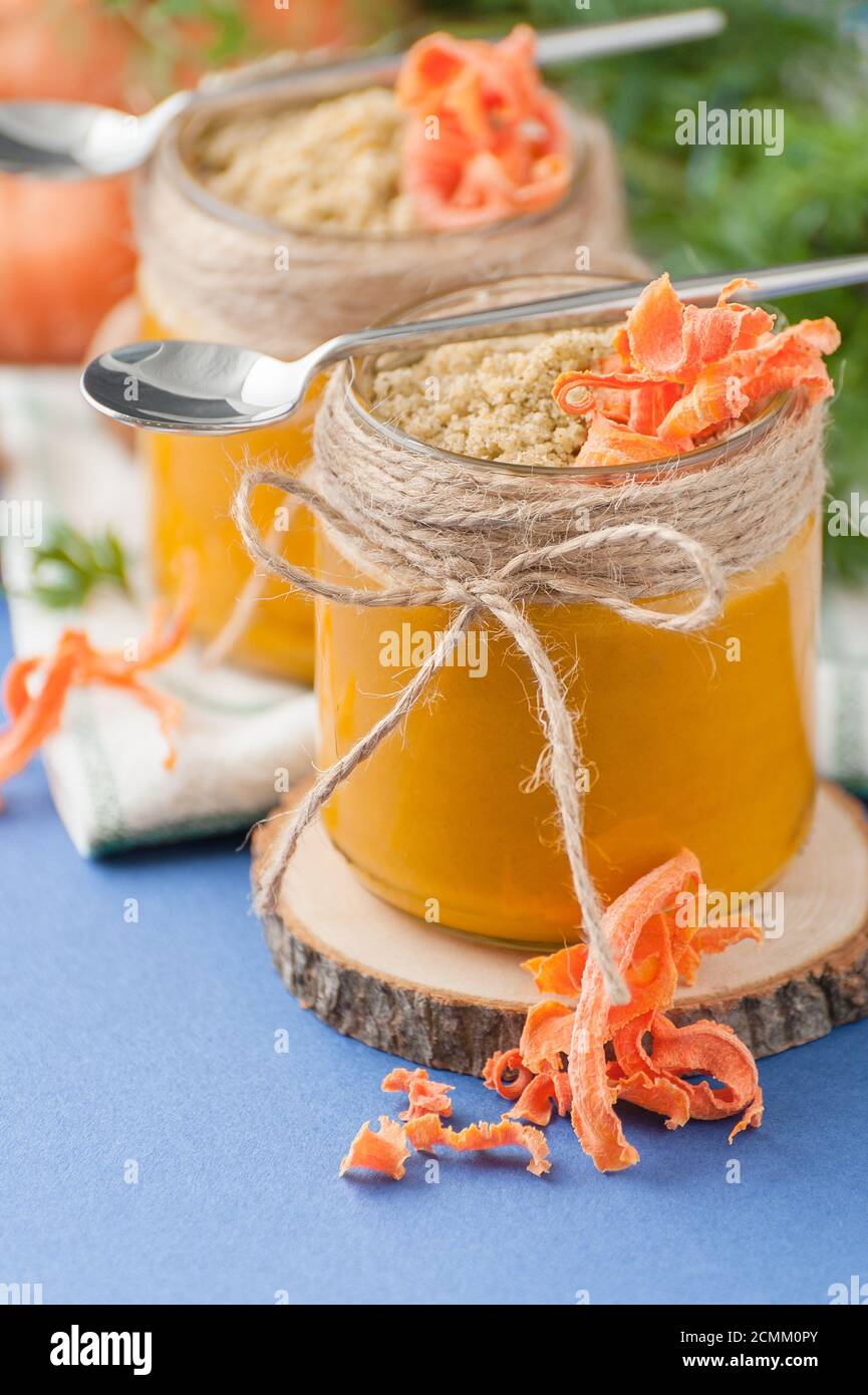 Karottenpudding mit Walnüssen in einem Glas. Stockfoto