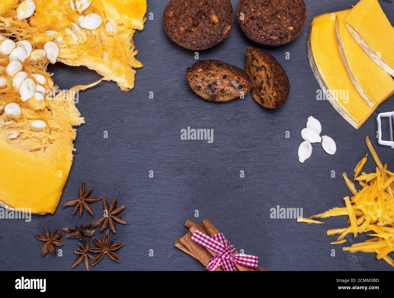 Kürbis Muffins und frische Kürbis Stockfoto